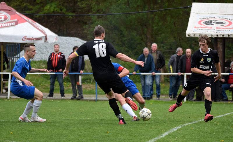 Fotbalisté TJ Měcholupy (na archivním snímku hráči v černých dresech) porazili ve 2. kola Poháru PKFS Baník Stříbro 4:0 a slaví postup do další fáze soutěže.