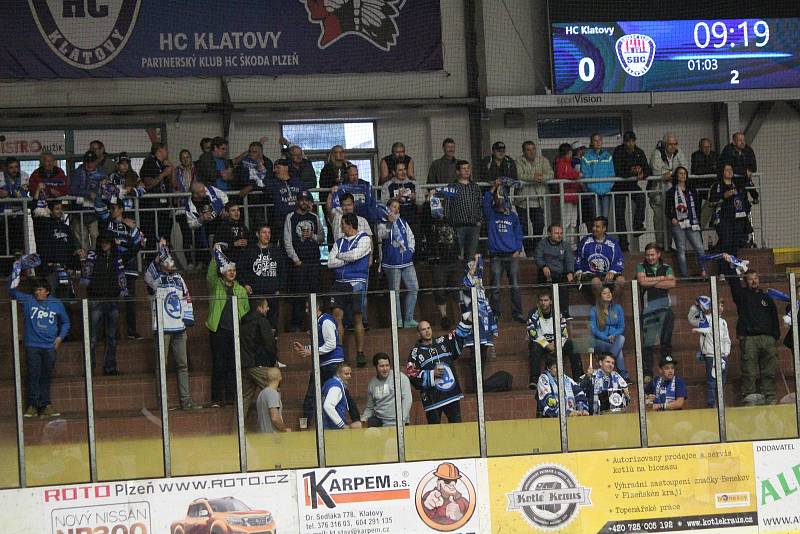 Přípravný hokejový zápas HC Klatovy (červení) - HC Škoda Plzeň. Hosté vyhráli 11:1 a dali tak dárek Martinu Strakovi k 45. narozeninám.