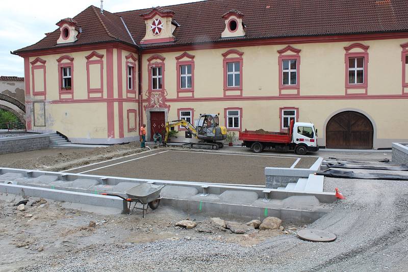 Rekonstrukce Mírového náměstí v Horažďovicích.