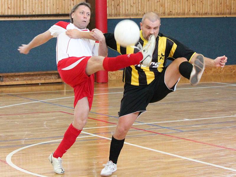 Zimní amatérská liga: Draci Klatovy (bíločervené dresy) - FC BS Stars Klatovy 4:4