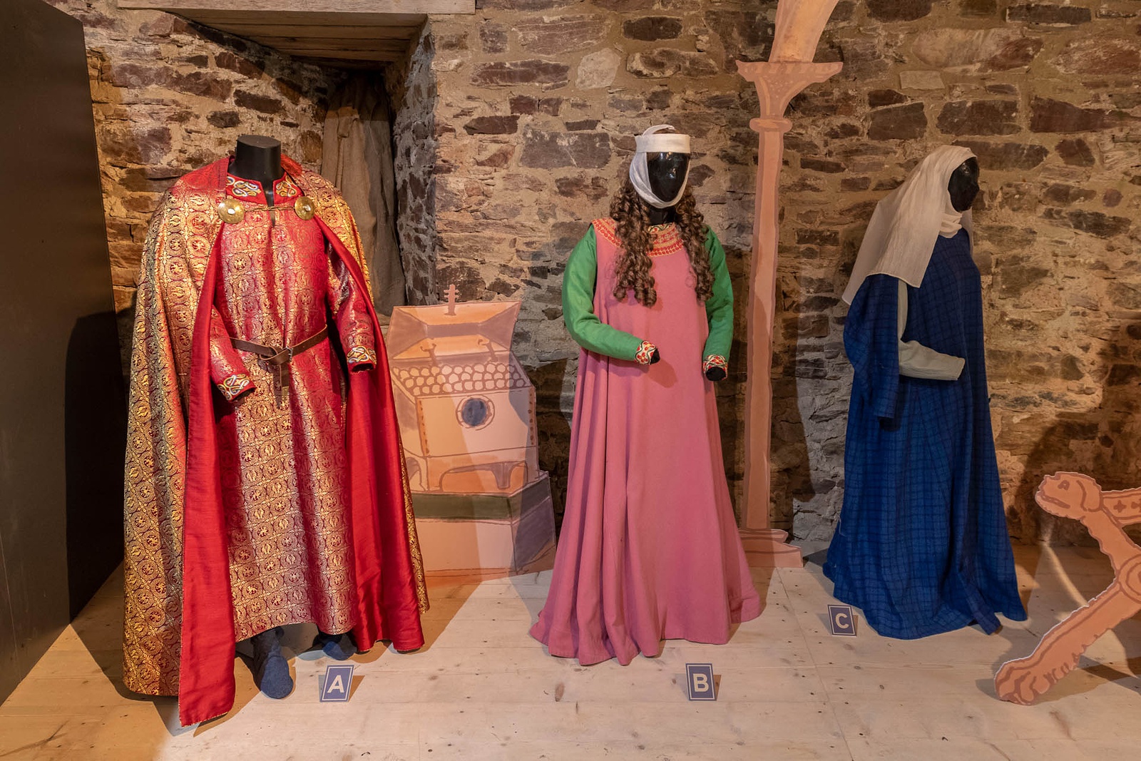 Plzeňanka šije středověké šaty. U některých jí to trvá i roky - Rokycanský  deník