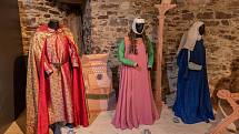 Středověké oděvy Veroniky Pilné na hradech Švihov a Velhartice.