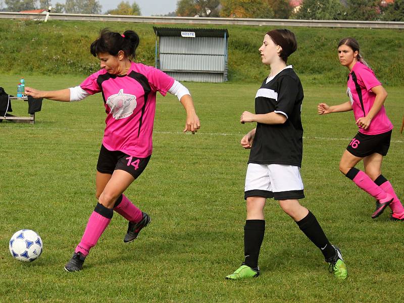 Dívčí amatérská fotbalová liga v malé kopané 2017: Devils Klášter (černé dresy) - Kobra Stars 2:2, na PK 3:2. Foto: Yvetta Chmelová