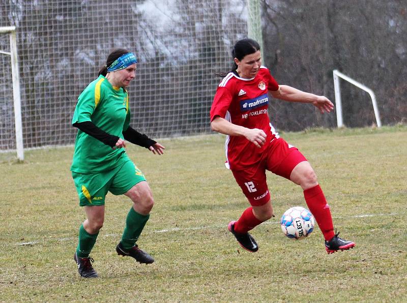 Zimní příprava: SK Klatovy 1898 (na snímku fotbalistky v červených dresech) - TJ Blatná 6:0.