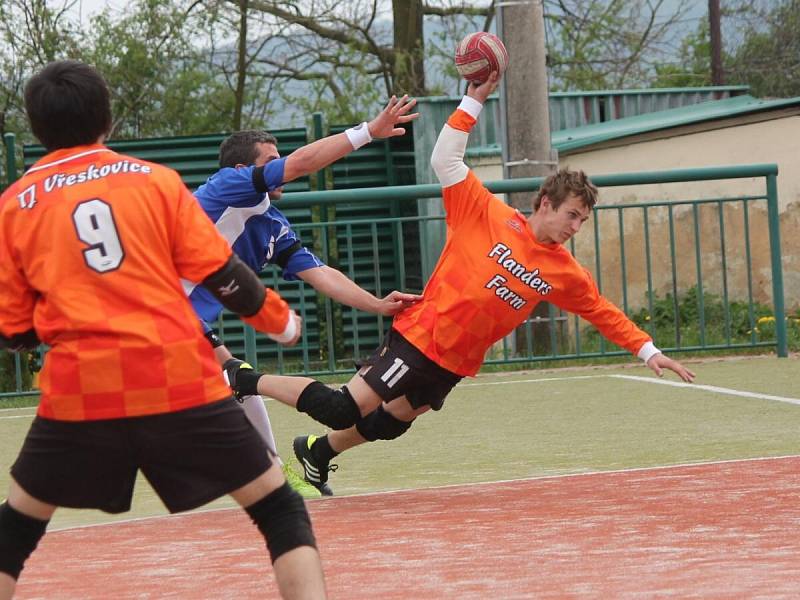 Národní házená, II. liga mužů: Vřeskovice (v oranžovém) - Čakovice 21:19. 