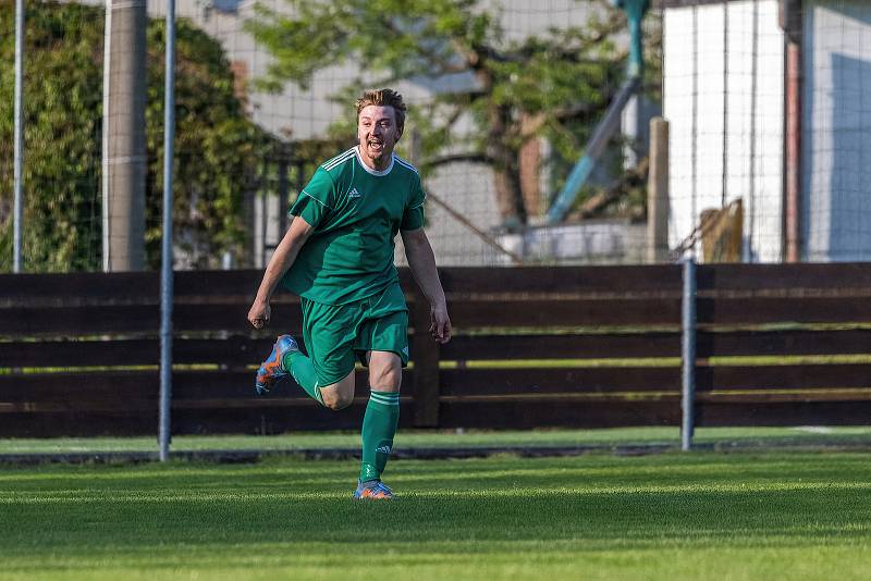 I. B třída, skupina B, 23. kolo: TJ Měcholupy (na snímku fotbalisté ve žlutých dresech) - TJ Pfeifer Chanovice (zelení) 1:3.