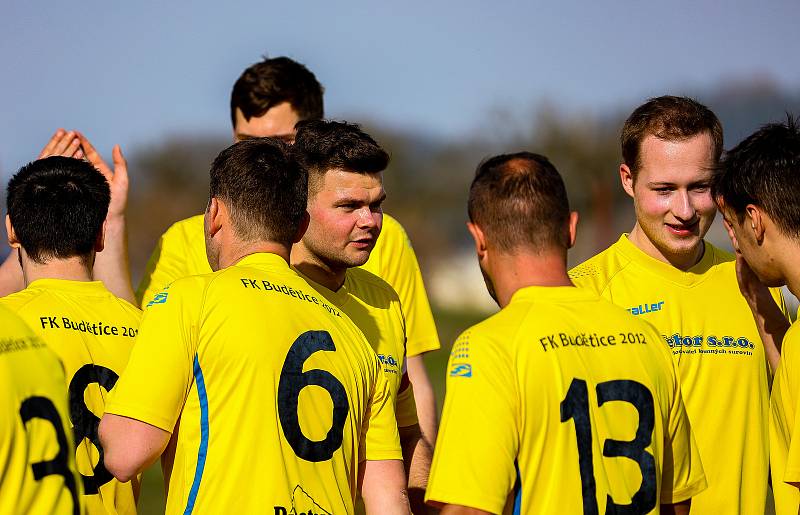 Fotbalisté Budětic (na archivním snímku hráči ve žlutých dresech) deklasovali Velké Hydčice 5:0 a na jaře jsou stoprocentní. I když ne až tak úplně...