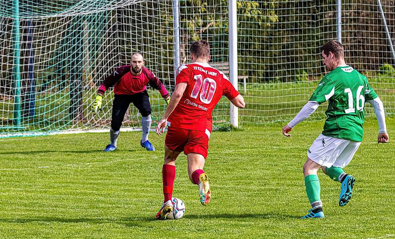 Fotbalisté FK Svéradice (na archivním snímku hráči v zelených dresech) cestují v neděli do Mochtína v roli outsidera. Překvapí domácí výběr?