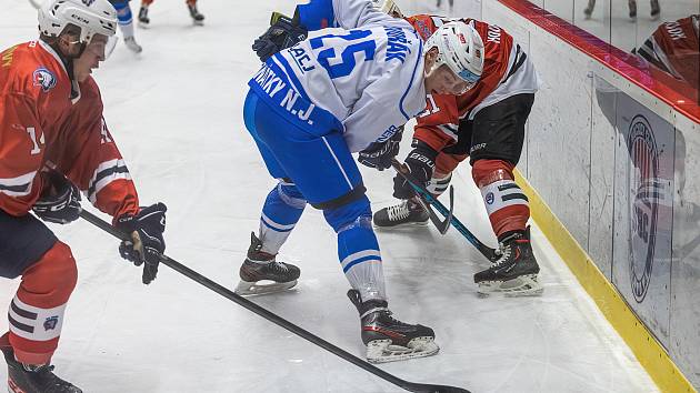 2. liga, skupina západ (nadstavba B, 3. kolo): SHC Klatovy (na snímku hráči v červených dresech) - HC Benátky nad Jizerou 5:4 po prodloužení.