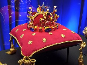 Výstava korunovačních klenotů na hradě Kašperk.