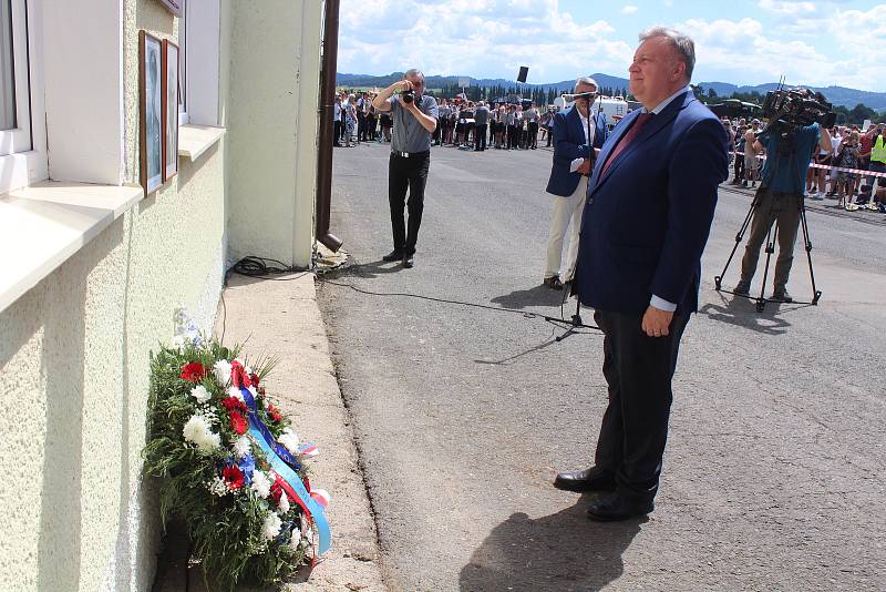 Odhalení pamětní desky Josefu Hubáčkovi a nového názvu letiště v Klatovech.