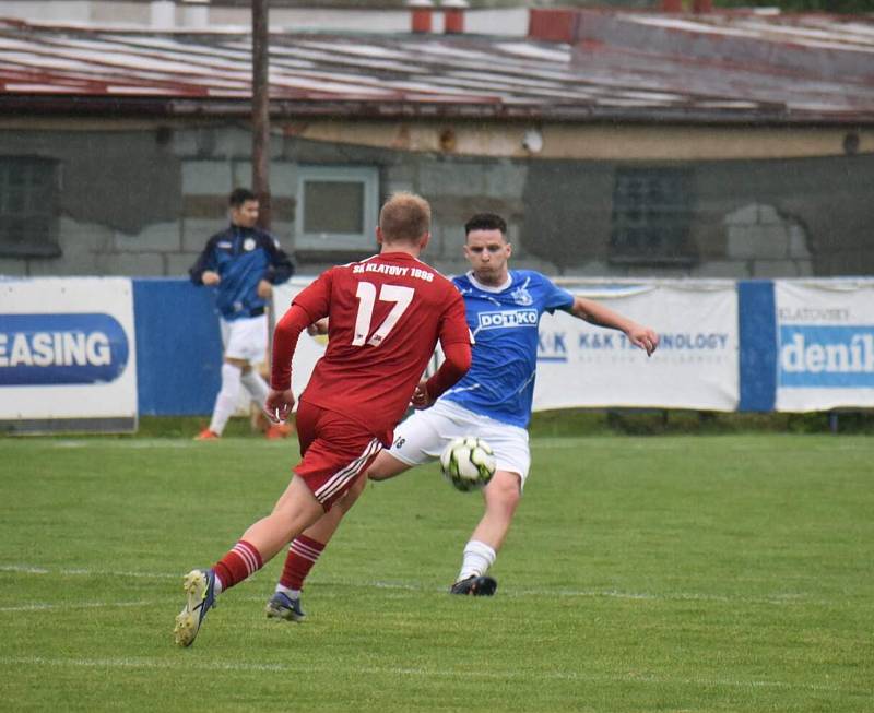 Fotbalisté SK Klatovy 1898 (na archivním snímku hráči v červených dresech) porazili po velkém boji béčko TJ Jiskra Domažlice (modří) 2:1.