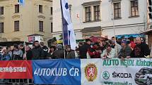 Předstartovní show k rallye na náměstí v Klatovech.
