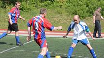 Klatovská liga v malé kopané mužů: Magic Klatovy (v červeno-modrém) - TJ Klatovy Lorenc 04  2:1.