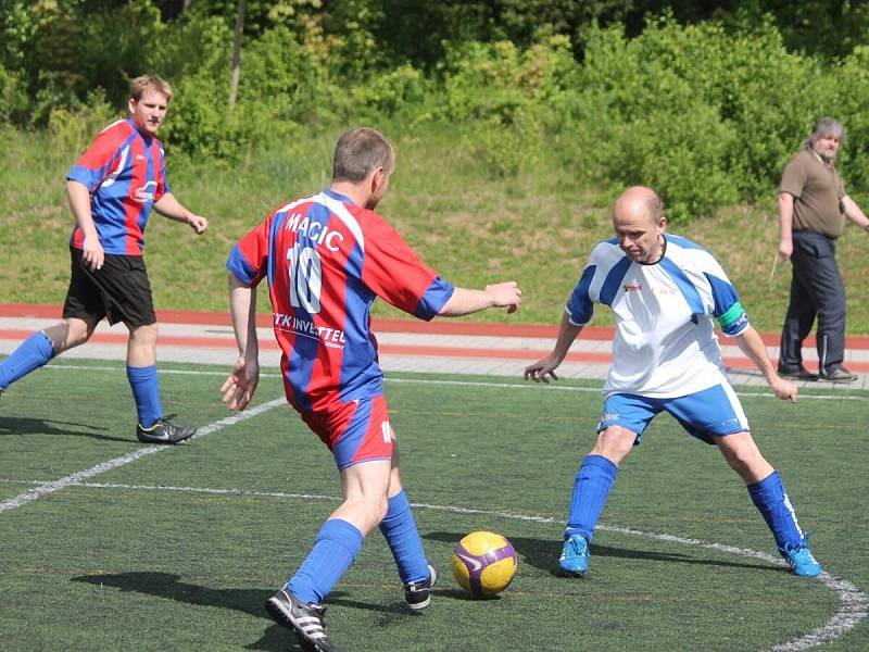 Klatovská liga v malé kopané mužů: Magic Klatovy (v červeno-modrém) - TJ Klatovy Lorenc 04  2:1.