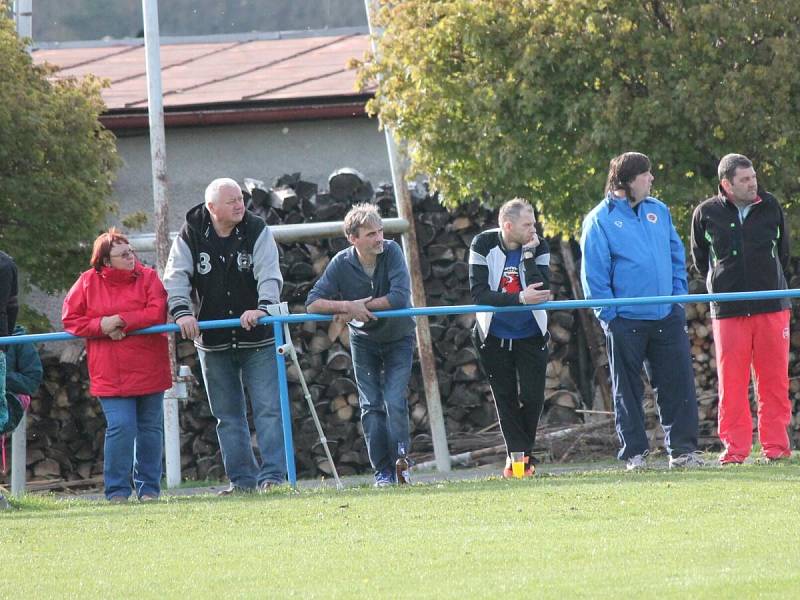 1. B třída: Dlouhá Ves (v černo-bílém) - Žichovice 4:0.