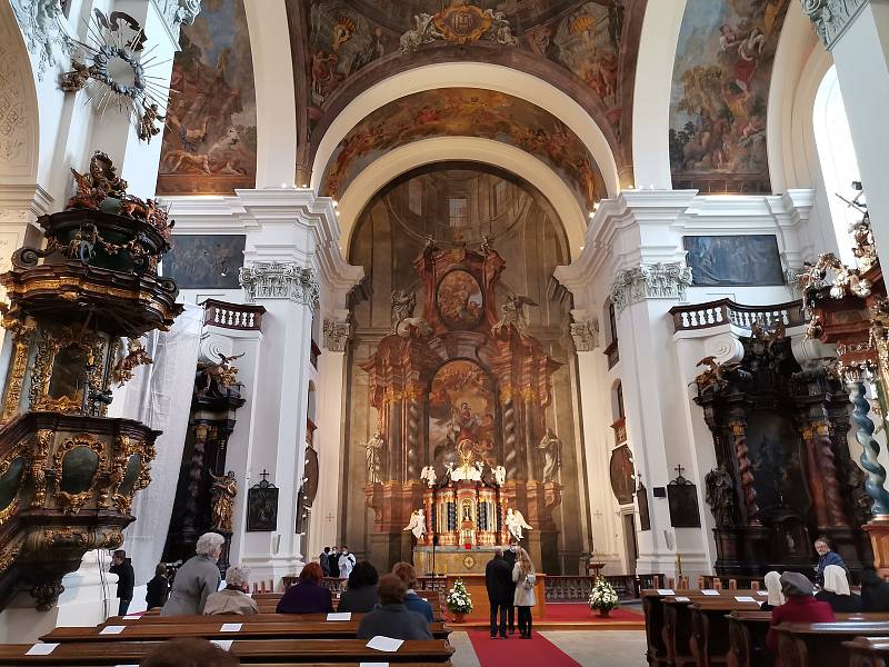 První mše v jezuitském kostele v Klatovech po jeho opravě.
