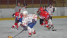 Klatovští hokejoví junioři (v bílém) zdolali ve středečním přípravném utkání vrstevníky z německého Freiburgu 10:1.