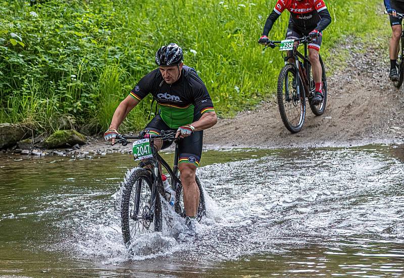 Author Král Šumavy MTB 2022 - přejezd brodu v Nemilkově.