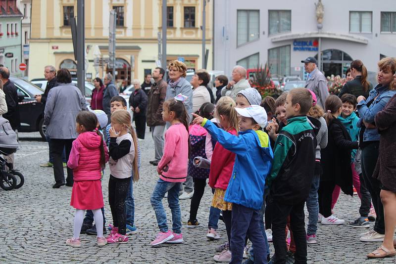 Návrat sochy Panny Marie Neposkvrněné na kostel v Klatovech.