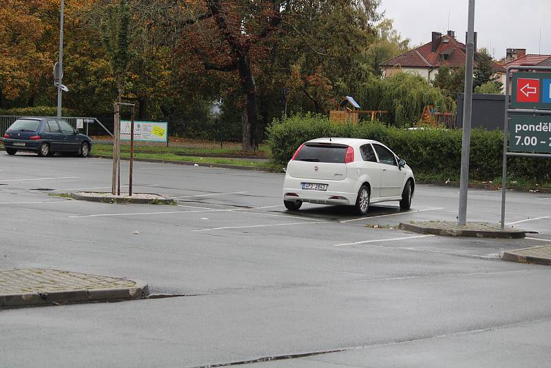 Parkoviště v sobotu u obchodů v Klatovech a v Sušici.