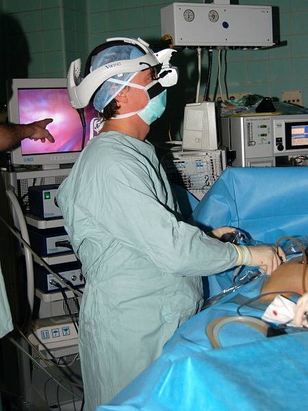Klatovští chirurgové zkouší nový přístroj pro laparoskopické operace