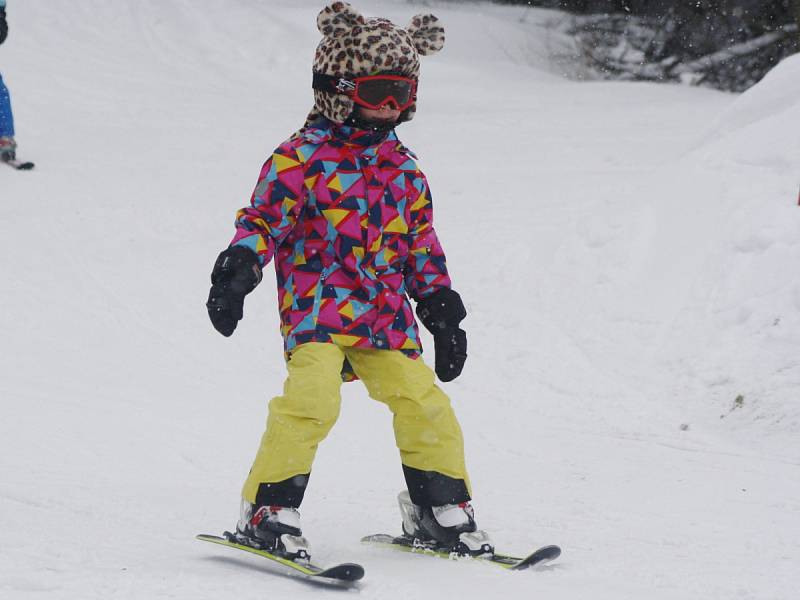 Na Špičáku bylo o víkendu živo. Otevřeli tam i snowpark.