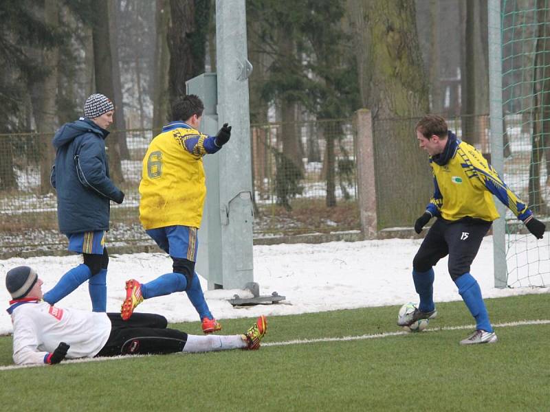 Zimní turnaj mužů v Sušici: Sušice (ve žlutém) - Horažďovice 1:1.