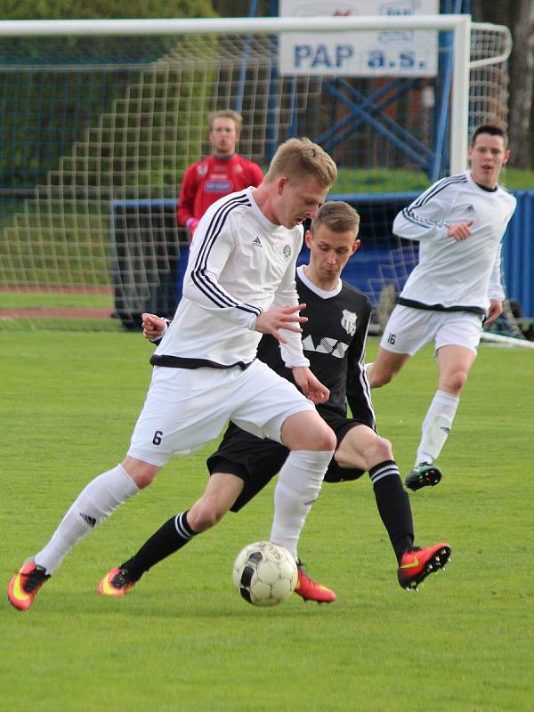 Fotbalisté TJ Sušice (na archivním snímku hráči v bílých dresech) porazili v derby Luby 2:1 a přezimují na osmém místě tabulky krajské I. A třídy.