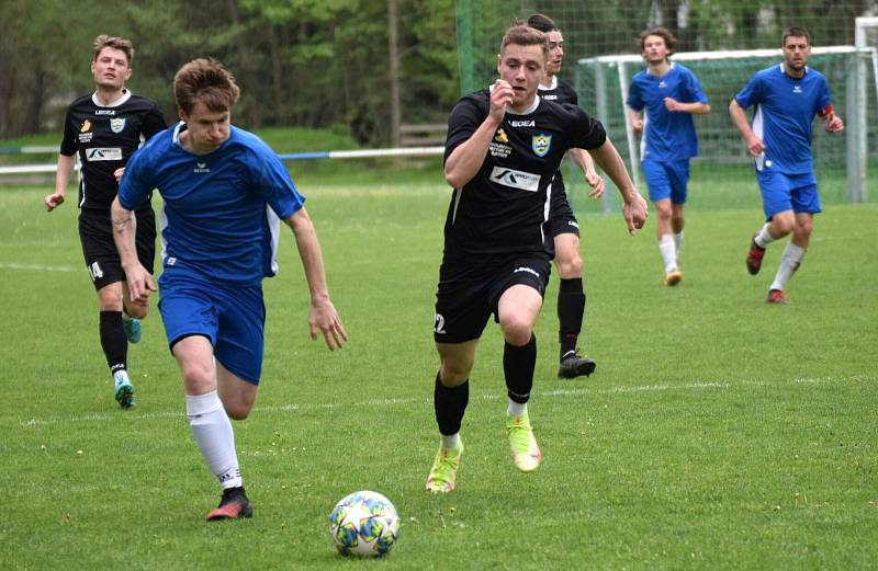 Fotbalisté TJ Měcholupy (na archivním snímku hráči z nedávného zápasu ve Štěnovicích - 2:1) porazili outsidera z Kasejovice 5:2.