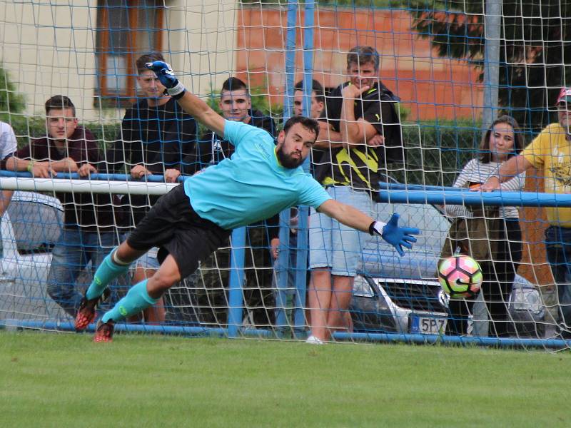 Fotbalisté FK Okula Nýrsko (na archivním snímku hráči v modrobílých dresech) doma porazili Bolevec, kouče ale zklamala předvedená hra.
