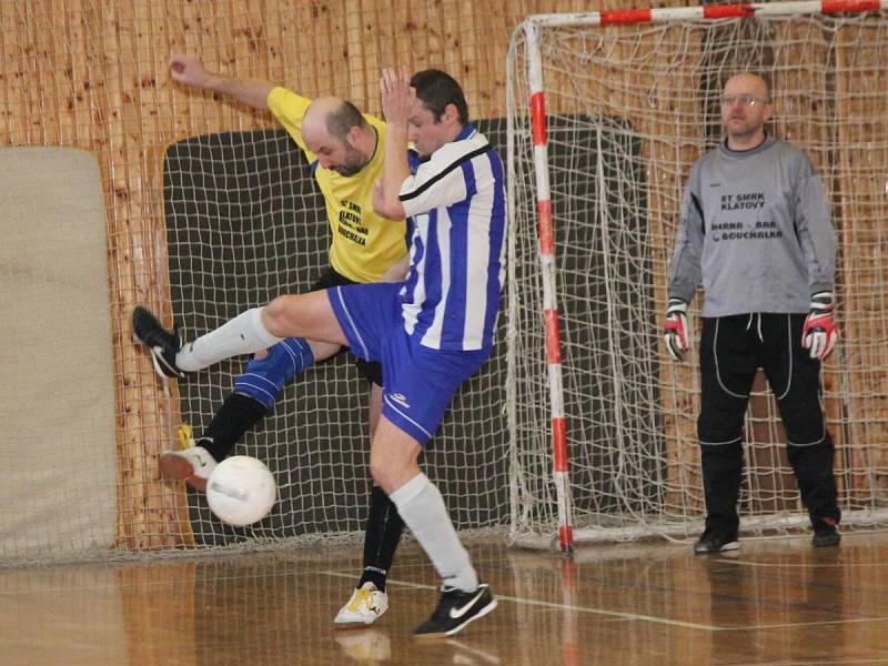 Zimní amatérská liga mužů: SK Panters Klatovy (v pruhovaném) - ST Smrk Klatovy 3:7.