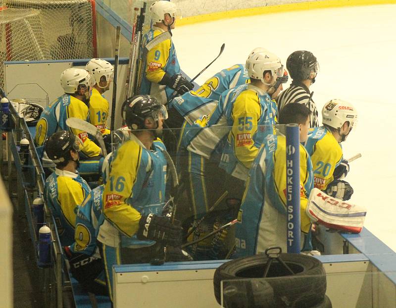 Hokejisté klatovského béčka (v červeném) porazili Kaznějov (hráči v modrých dresech) těsně 2:1.