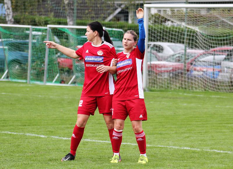 3. kolo České divize žen, skupina C: TJ Mokré - SK Klatovy 1898 (na snímku fotbalistky v červených dresech) 2:1 (1:0).