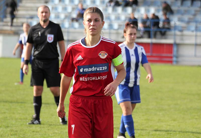 9. kolo divize žen, skupina C: SK Klatovy 1898 (na snímku fotbalistky v červených dresech) - TJ Jiskra Domažlice 1:1 (1:0).