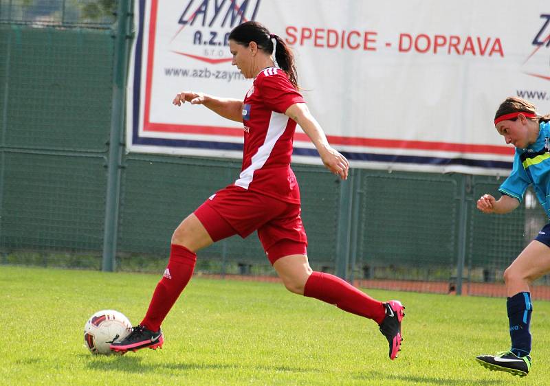 Na podzim fotbalistky SK Klatovy 1898 (červené dresy) porazily Borovany (modré dresy) 7:2. A uspěly i v nedělní odvetě, tentokrát 9:1.