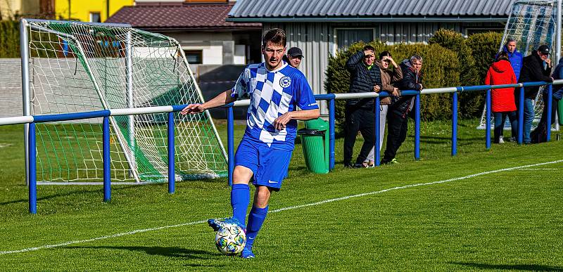 Fotbalisté FK Okula Nýrsko (na archivním snímku hráči v modrobílých dresech) skončili v letošní sezoně krajského přeboru na druhém místě.