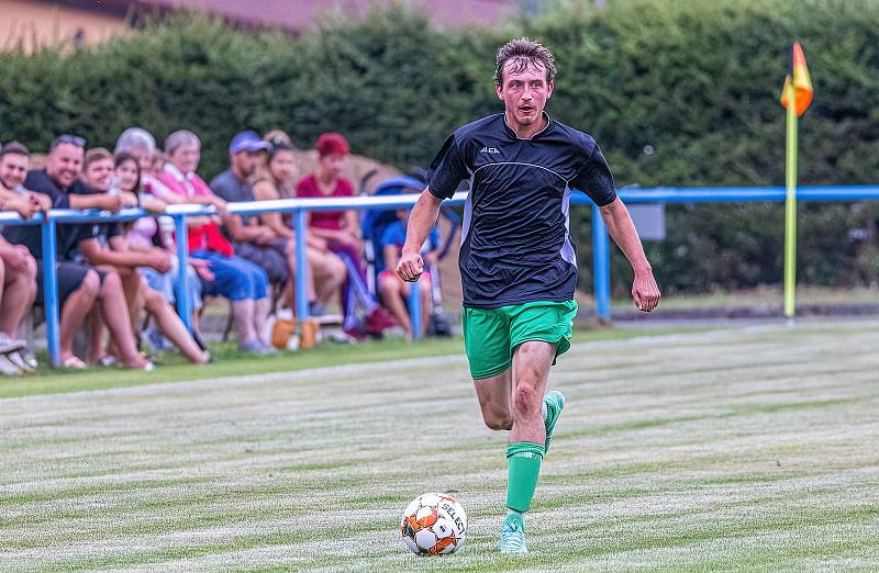 IV. třída, skupina A: SK Kovodružstvo Strážov B (černo-zelení) - Sokol Neznašovy (modré dresy) 1:3.