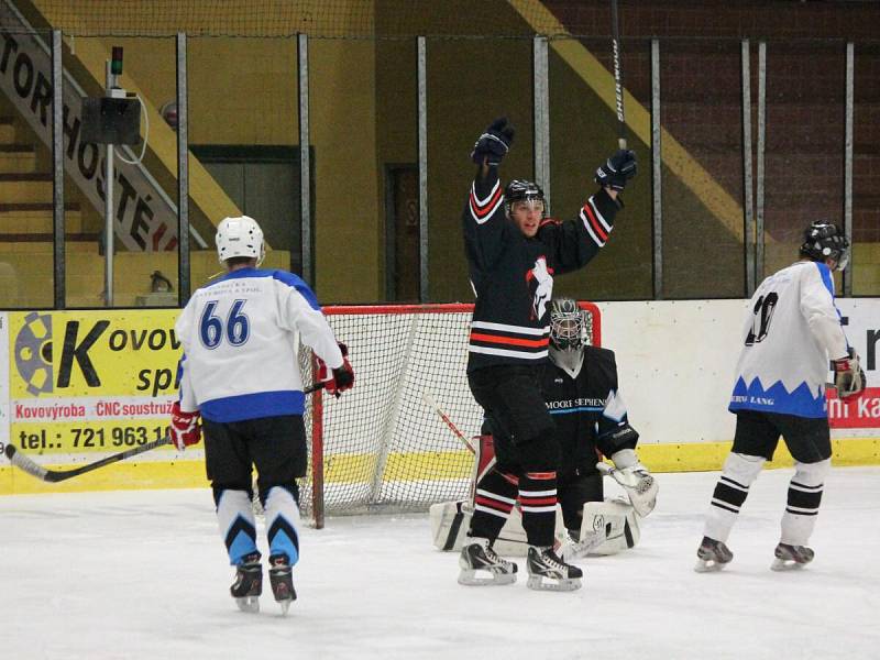 Klatovská hobby liga 2016/2017: AHC Gladiators (černé dresy) - HC Poběžovice 5:1