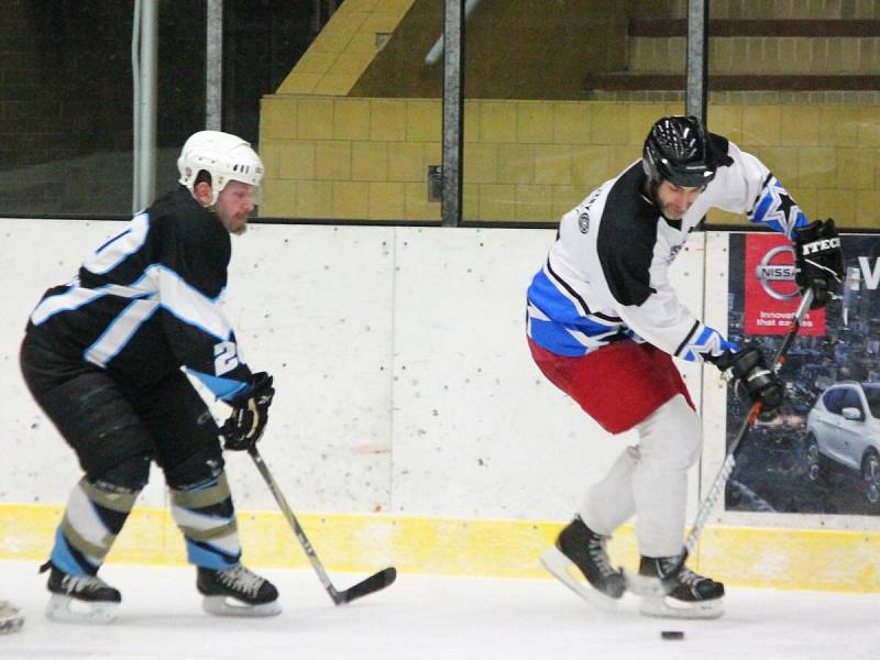 Šumavská liga amatérského hokeje: HC AutoKempf (bílé dresy) - HC Poběžovice 6:1