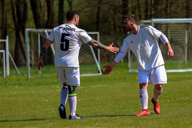 Fotbalisté TJ Žichovice (na archivním snímku hráči v bílých dresech) podlehli ve 24. kole III. okresní třídy TJ Sokol Běšiny 0:2.