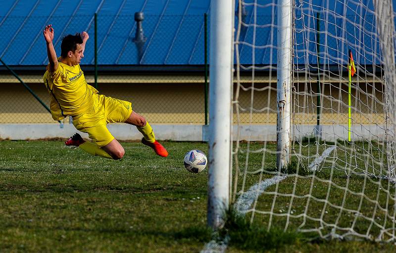 Fotbalisté Budětic (na archivním snímku hráči ve žlutých dresech) deklasovali Velké Hydčice 5:0 a na jaře jsou stoprocentní. I když ne až tak úplně...