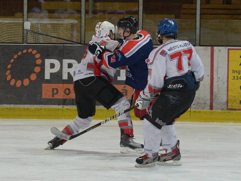 Liga juniorů: HC Klatovy (v bílém) - HC Letci Letňany 3:8.