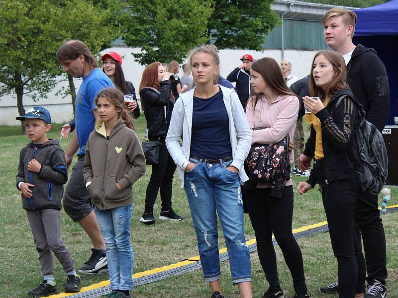 Během festivalu Open Air Lázně v Klatovech vystoupil zpěvák Ben Cristovao.