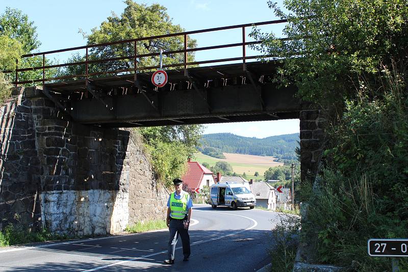 Náraz nákladního vozu s dřevem do viaduktu v Běšinech.