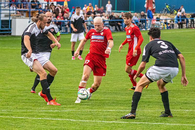 Fotbalisté SK Klatovy 1898 (na snímku hráči v červených dresech ze zápasu s Petřínem Plzeň) skolili jihočeský Lom 3:1.