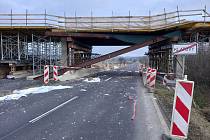 Silnice z Klatov na Nepomuk je uzavřená, nákladní vůz poškodil most obchvatu