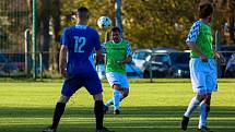 Fotbalisté FK Svéradice (na archivním snímku fotbalisté v zelených dresech) prohráli na závěr podzimní části sezony na půdě Losiné 1:4.