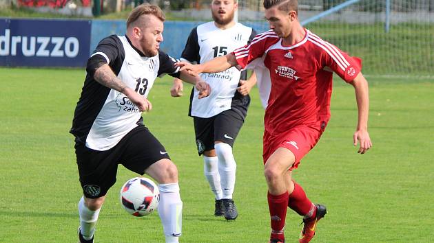 Fotbalisté TJ Sokol Vrhaveč (na archivním snímku hráči v bílých dresech) vyzvou ve víkendovém kole béčkové skupiny I. B třídy v okresním derby Pačejov.