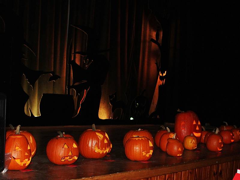 Halloweenské sladkobraní ve Svéradicích.